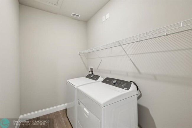 Building Photo - 9041 Dahlia Cir