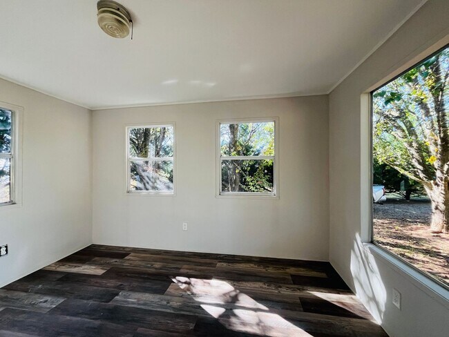 Building Photo - 954 Johnson Rd