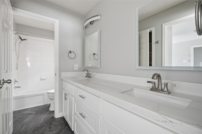 Building Photo - 2605 Los Alamos Cir
