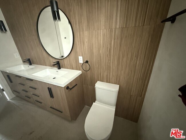 Building Photo - 3846 Bentley Ave