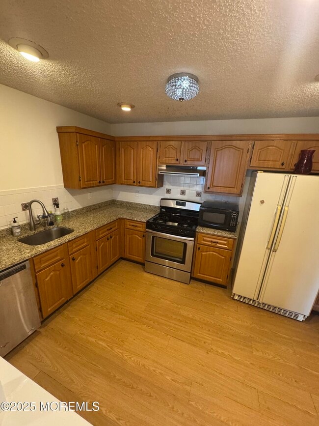 Building Photo - 320 Tulip Ln