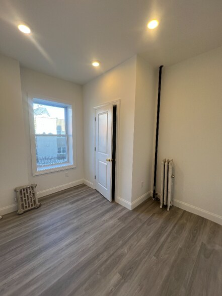 Building Photo - 559 Broadway