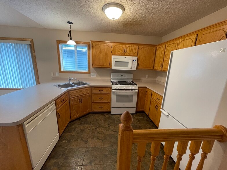 Kitchen - 23181 Dakotah St NW