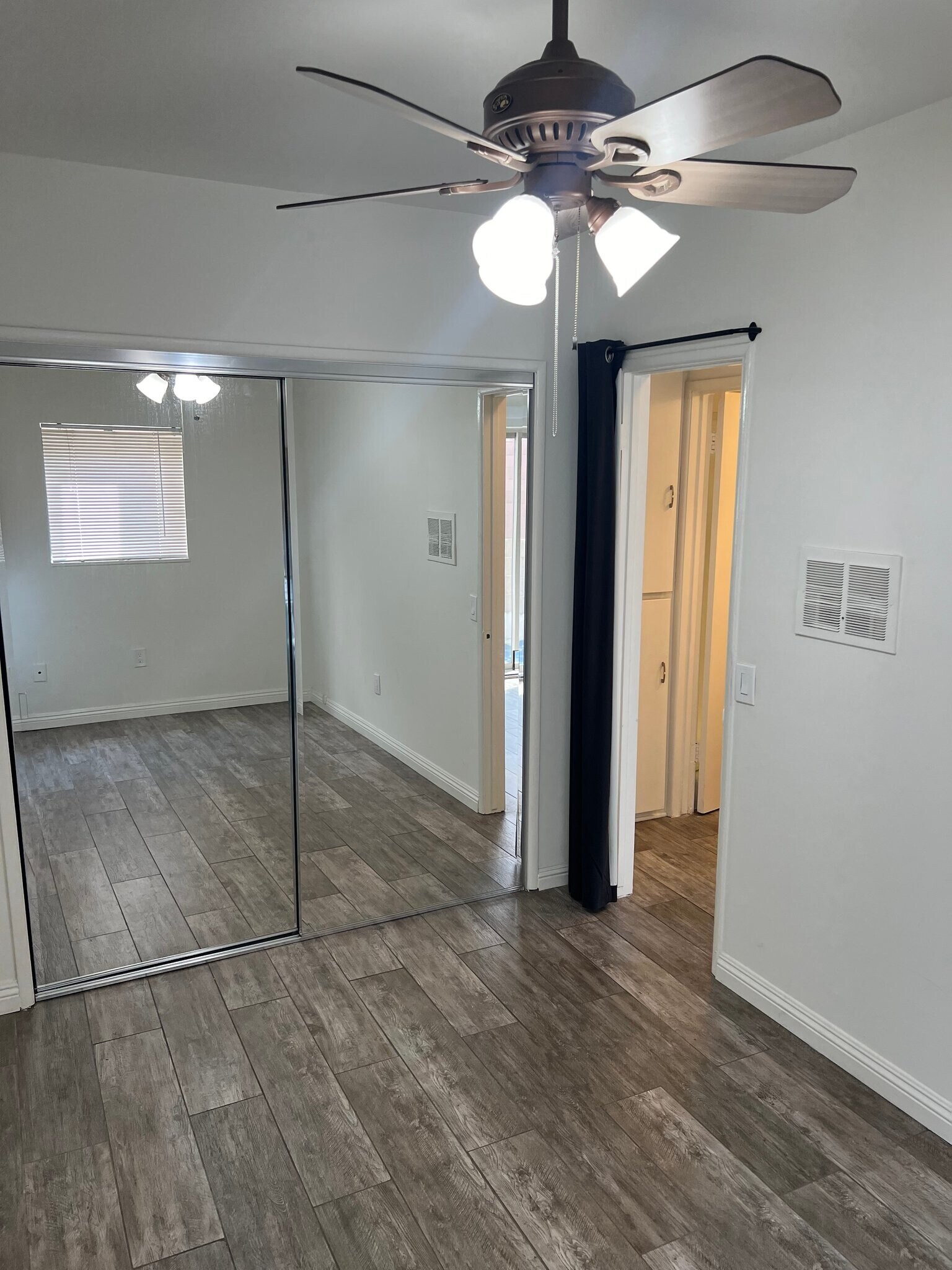 Building Photo - 4015 Crest Dr