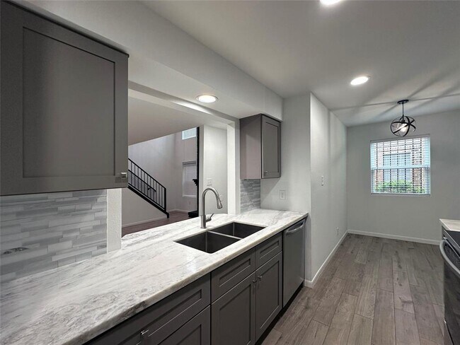 Building Photo - 5528 Beverly Hill St