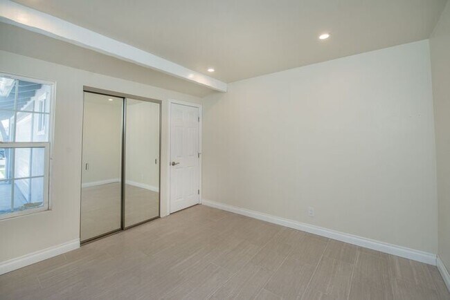 Building Photo - Completely Remodeld W/ Swimming Pool!