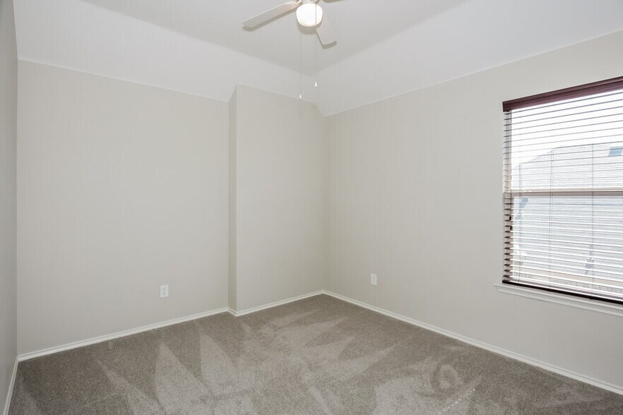 Building Photo - 1082 Carpenter Ct