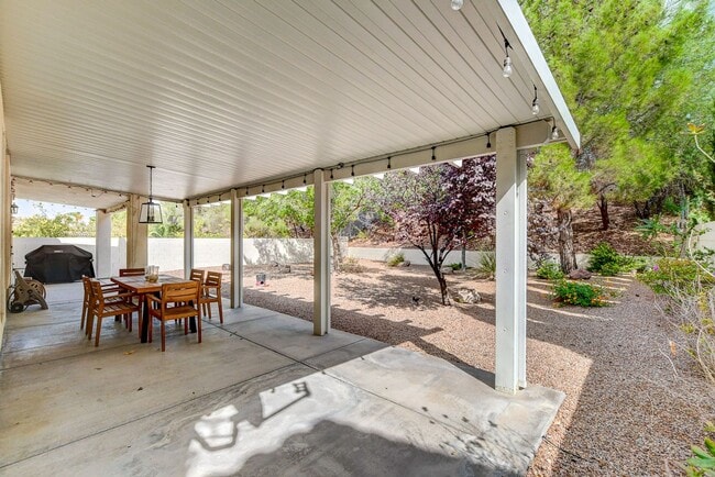 Building Photo - Popular Seven Hills Area, 1-Story, Complet...