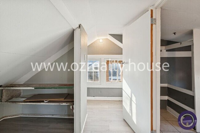 Building Photo - 4319 Parrakeet Ave