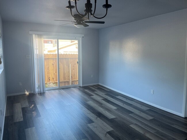 Building Photo - Great Downtown Location