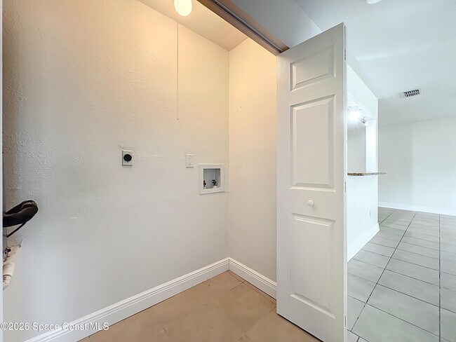 Building Photo - 1399 Mariposa Dr NE