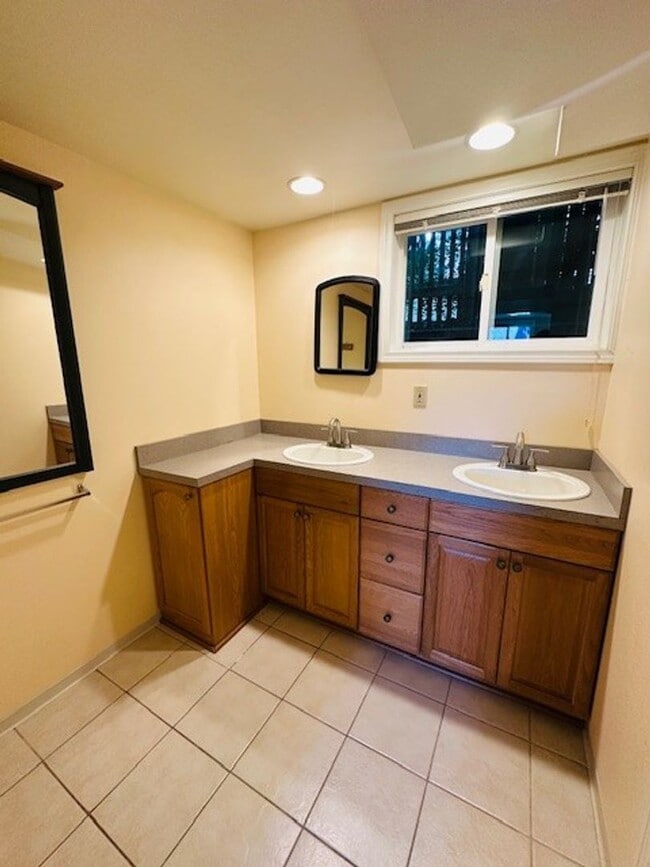 Building Photo - 2Bd/1Ba Seattle Home