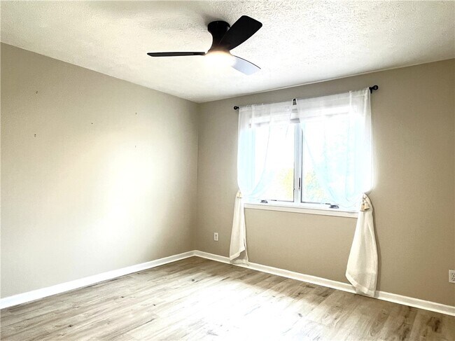 Building Photo - 3 Treetop Dr