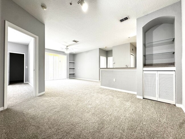Building Photo - Renovated 2/2 Condo located in Visconti! - New Carpet