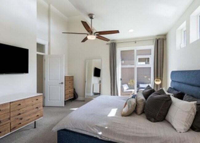 Building Photo - Beautiful Mid-Century Modern Home with lot...