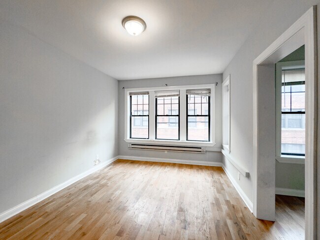 Building Photo - 4424 N Wolcott Ave