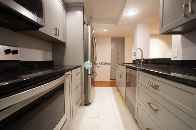 Building Photo - 452 Park Dr