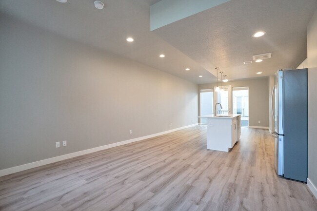 Building Photo - Beautiful 4 Bed - 3 Bath Townhome in Great Clearfield Location! Available on June 10th!