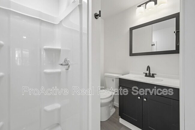 Building Photo - 828 W 42nd St