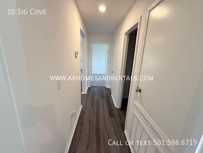 Building Photo - 10 Sig Cove