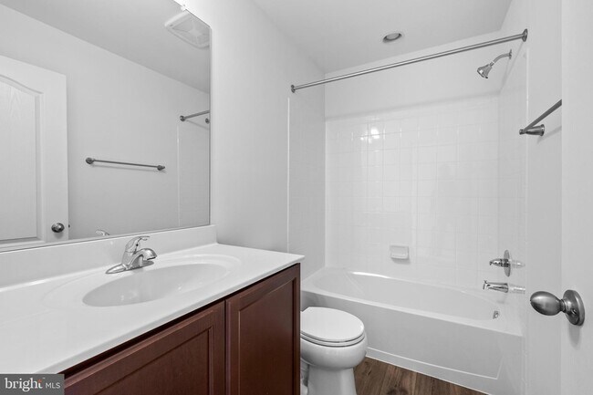 Building Photo - 463 Peleton St