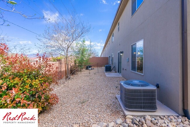 Building Photo - End Unit Fossil Hills Townhome with 3 Beds and 2.5 Baths