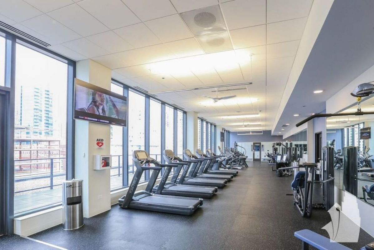 Building Photo - 637 N Wells St