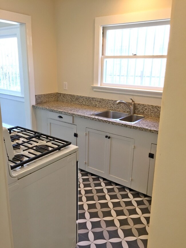 Building Photo - 156 S Catalina St