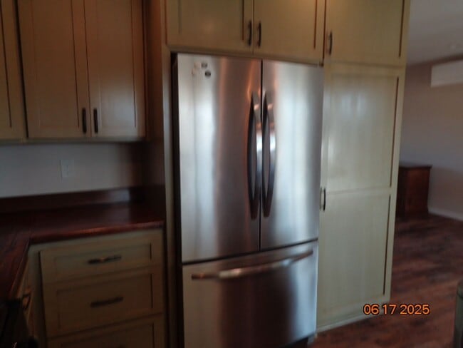 Building Photo - Immaculate Custom 1 Story on Shared 2.5 acres