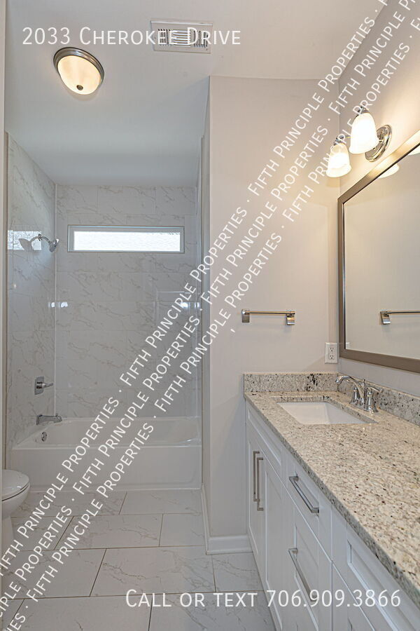 Building Photo - 2033 Cherokee Dr