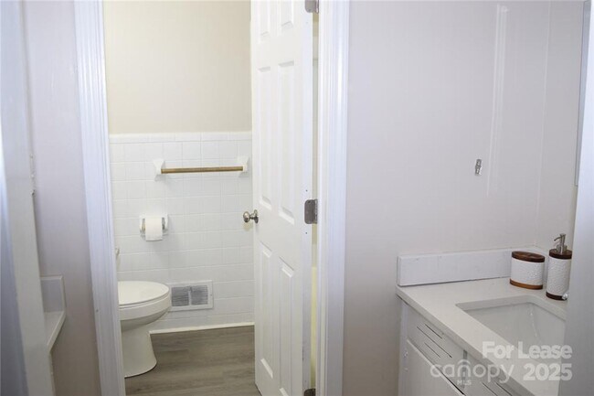 Building Photo - Charming 3 Bed 2 Bath Brick Home with Reno...