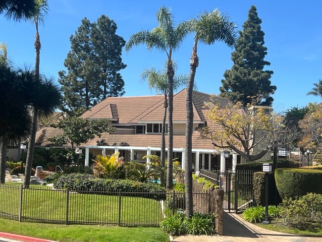 Building Photo - 2571 Plaza del Amo