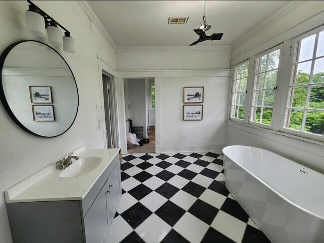 Building Photo - 159 Lister St