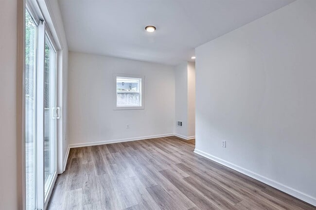 Building Photo - 252 Linden Ave