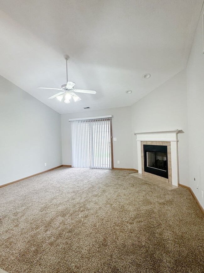 Building Photo - Spacious 2BD 2BA duplex with 2 car attache...