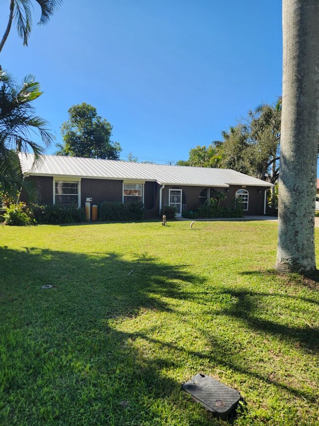 Building Photo - Charming Home With Lanai, Fenced-in Yard, ...