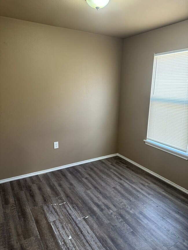 Building Photo - 529 45th St