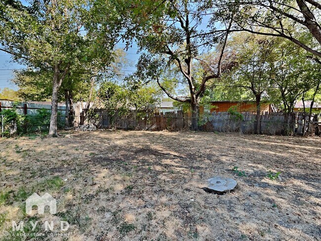 Building Photo - 1309 E Anthony St