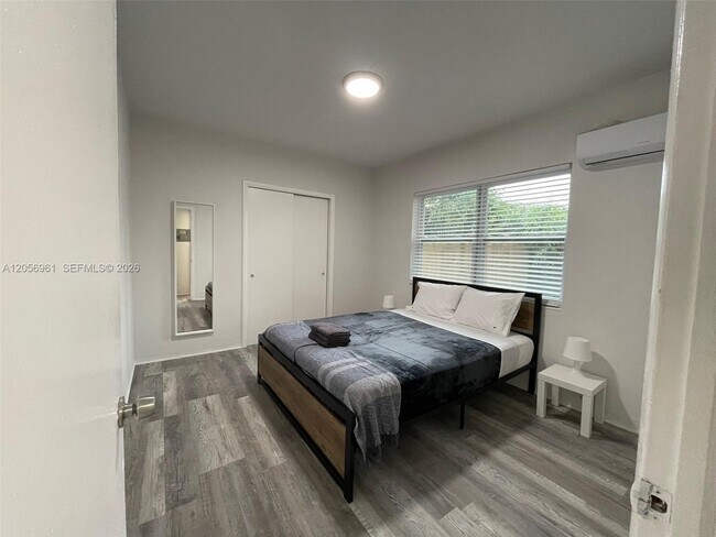 Building Photo - 1117 SW 37th Ave