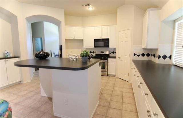 Building Photo - 3300 Bluegrass Dr