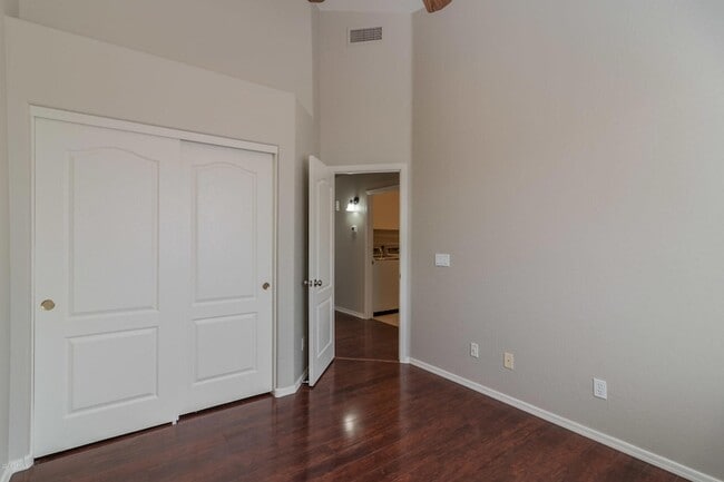 Building Photo - 230 S Pineview Pl