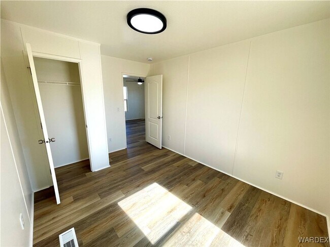 Building Photo - Move In Ready-3 Bedroom 2 Bath -