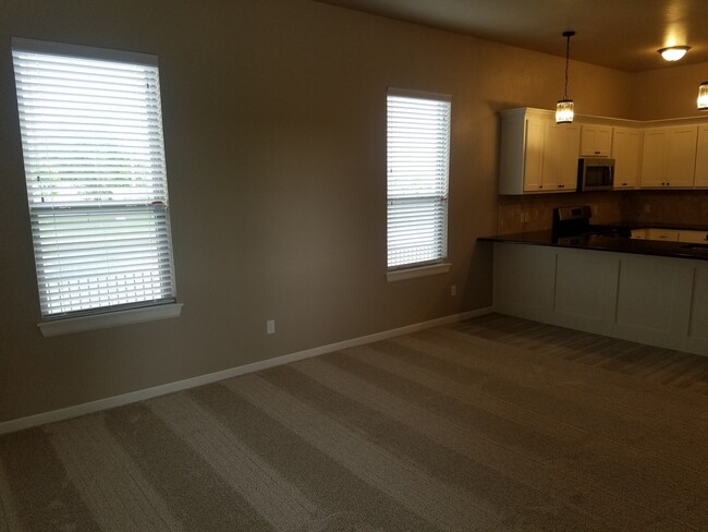Building Photo - 3 bed 2.5 bath home with view of water