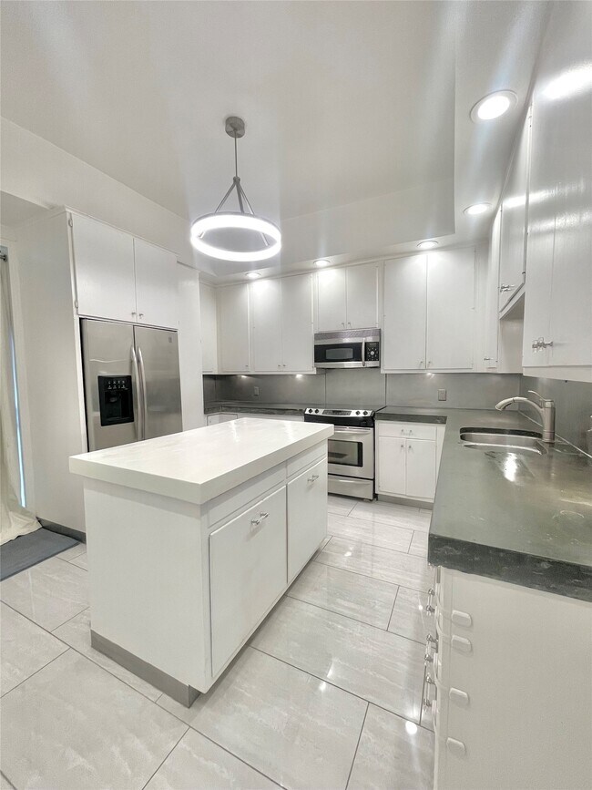 Building Photo - 6000 Sugar Hill Dr