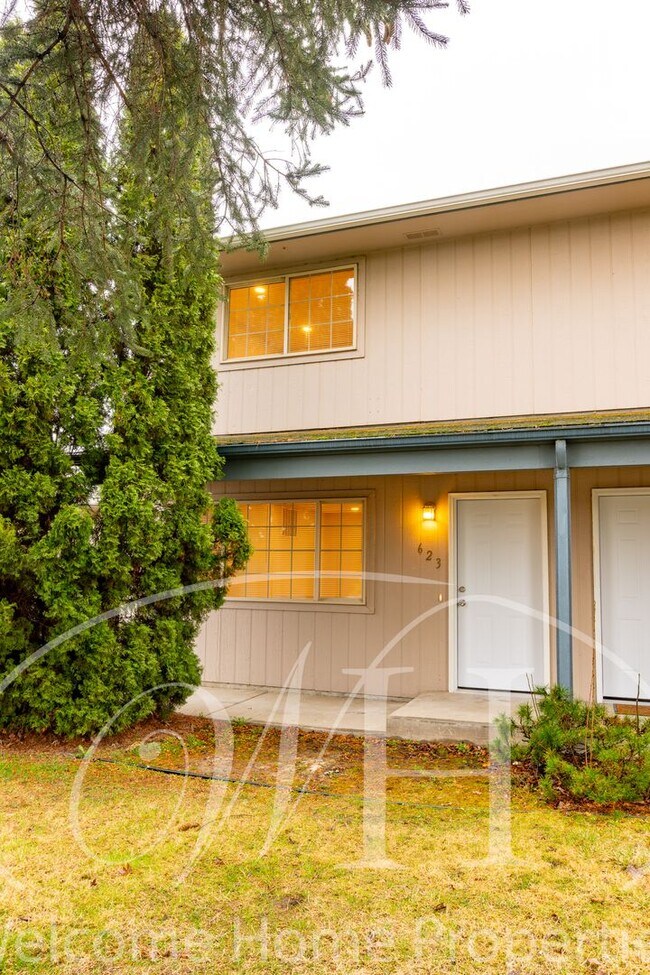 Building Photo - Spacious 2 bedroom duplex with attached garage