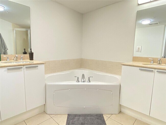 Building Photo - 16699 Collins Ave