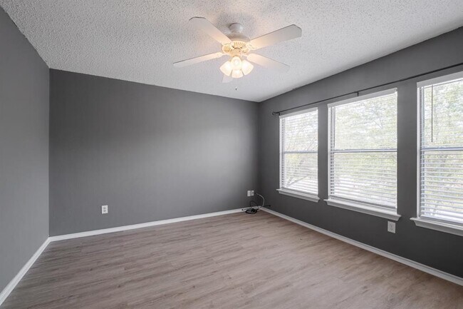 Building Photo - 2412 Byfield Dr