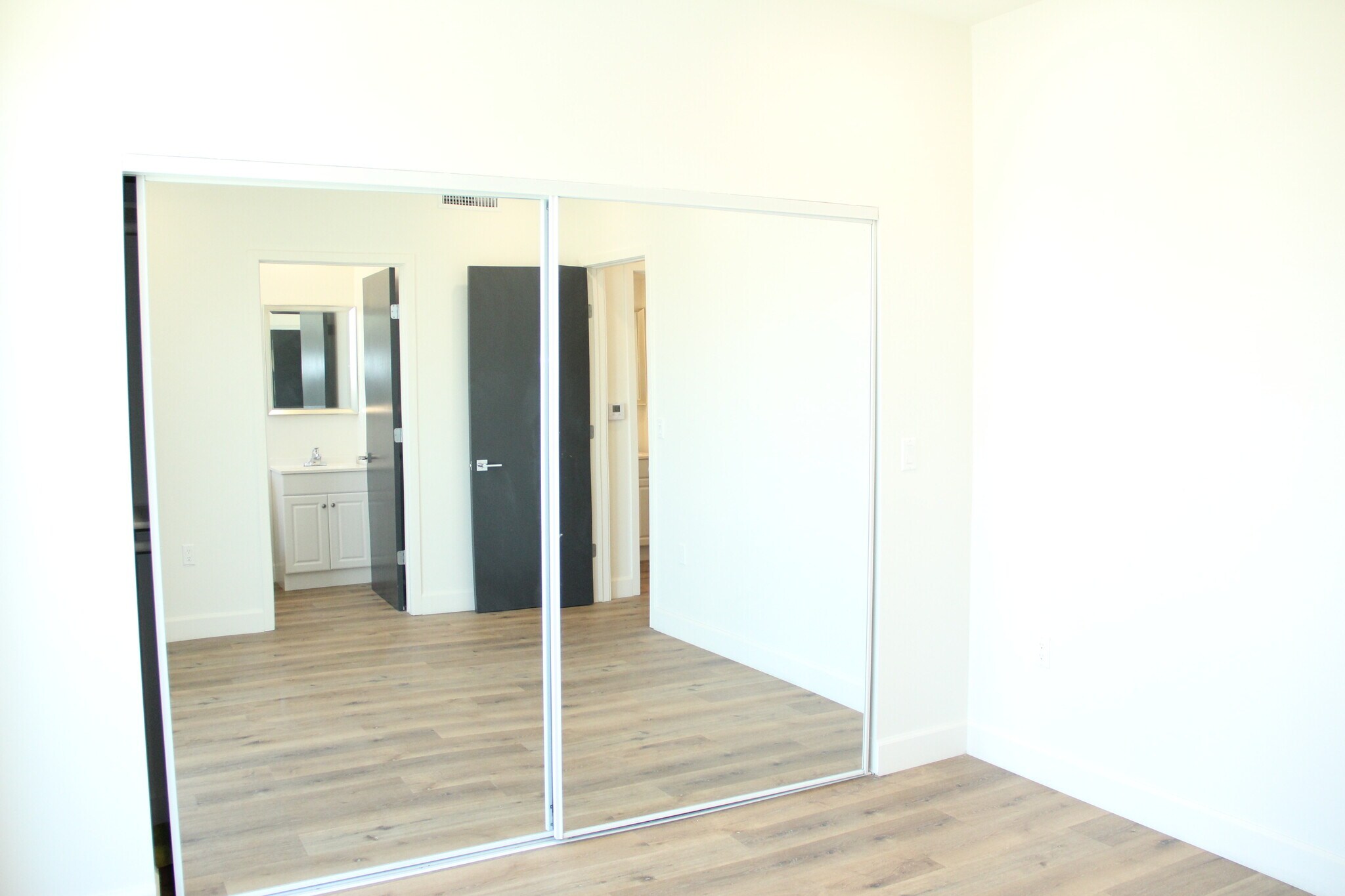 Building Photo - 14550 Burbank Blvd
