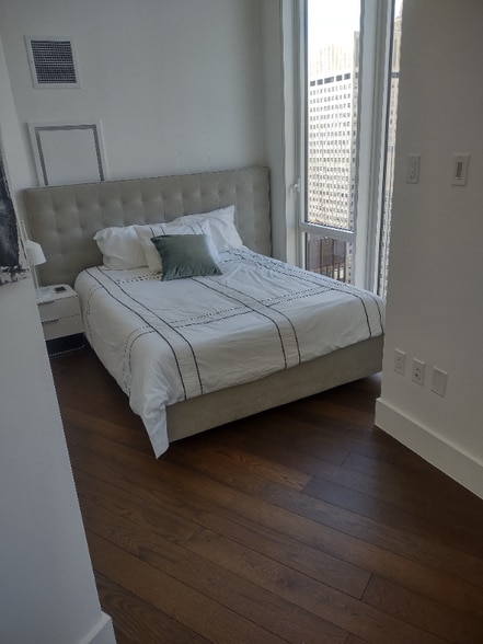 Building Photo - E. 44th St ,3rd Ave