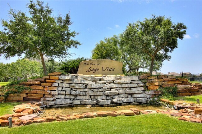Building Photo - 6241 Lago Vista Dr